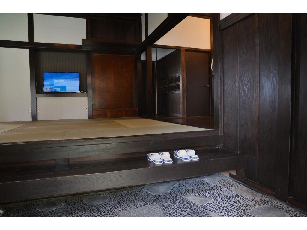 um par de chinelos sentados numa sala em Orizon - Vacation STAY 21711v em Minamiboso