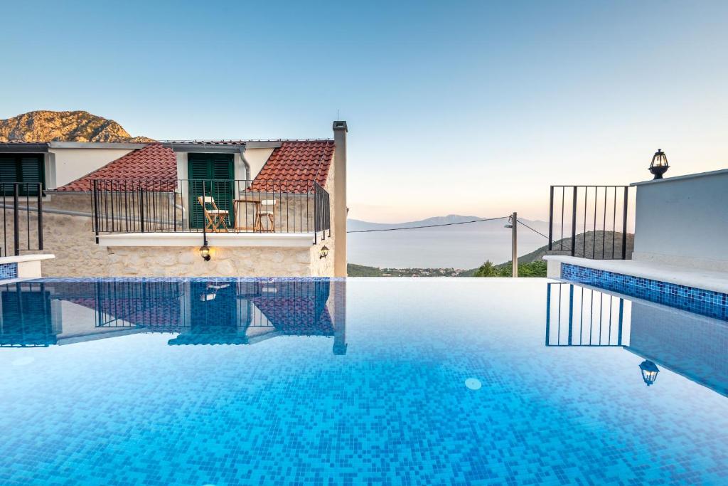 Hồ bơi trong/gần Villa Kontesa
