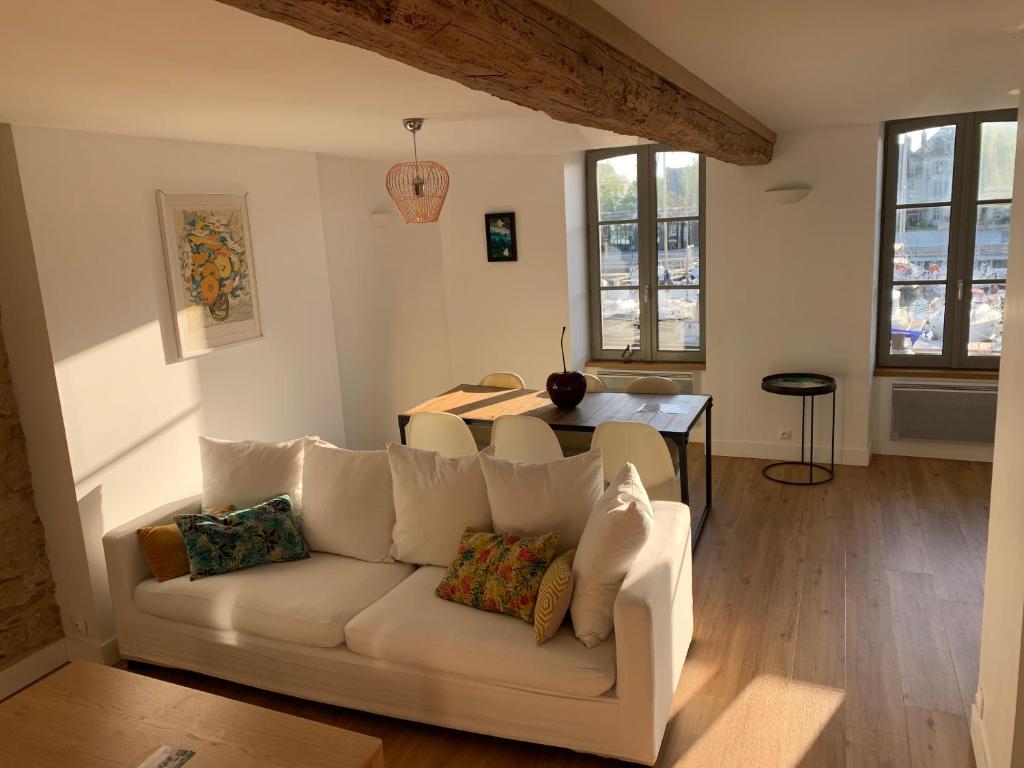 ヴァンヌにあるAppartement d'architecte vue portのリビングルーム(白いソファ、テーブル付)