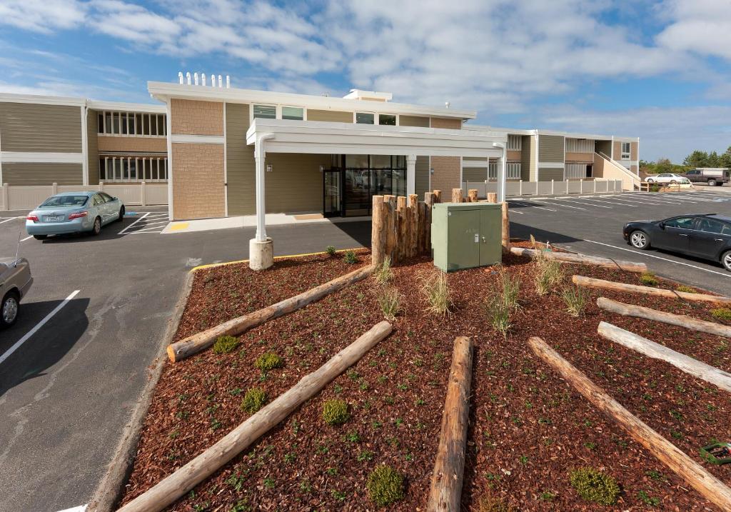 a garden in front of a building with a parking lot at WorldMark Surfside Inn in Ocean Park