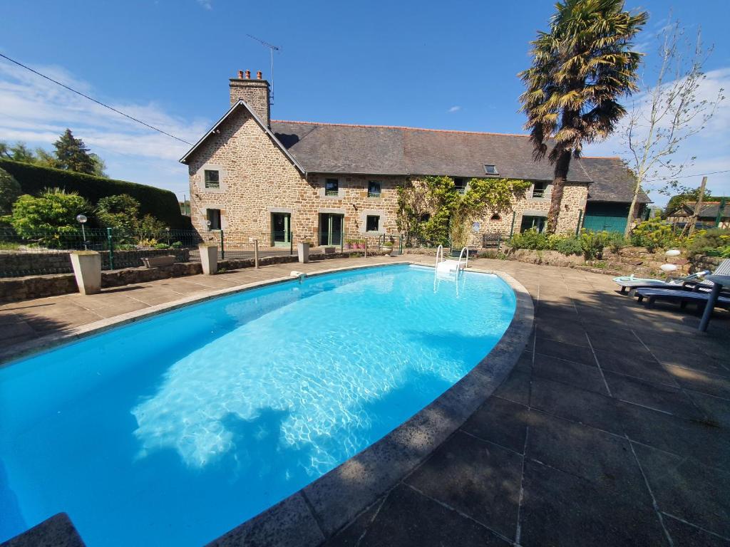 Kolam renang di atau di dekat CHAMBRES D'HOTES AVEC PISCINE AUX AGAPANTHES DE CROMEL - Mont Saint Michel