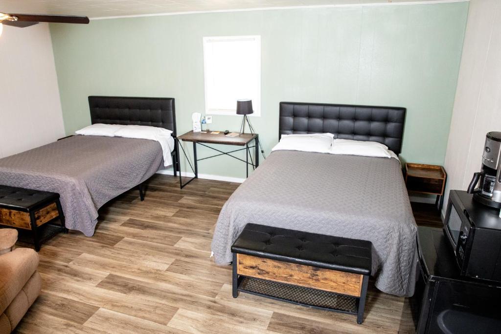 Un pat sau paturi într-o cameră la East Side Motel & Cabins