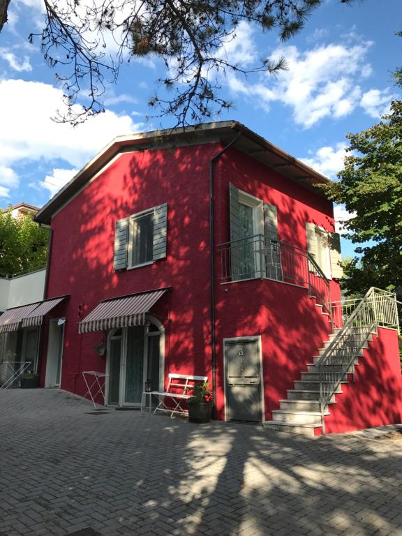 una casa roja con escaleras delante en Villa Pille, en Monzambano