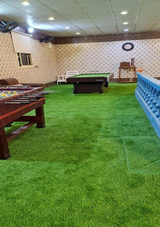 Biliár nebo kulečník v ubytování Al Moltaqua Chalet