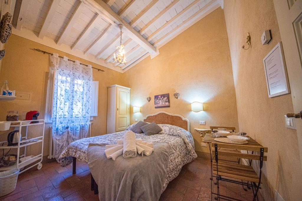 A bed or beds in a room at Il Giardino Segreto B&B
