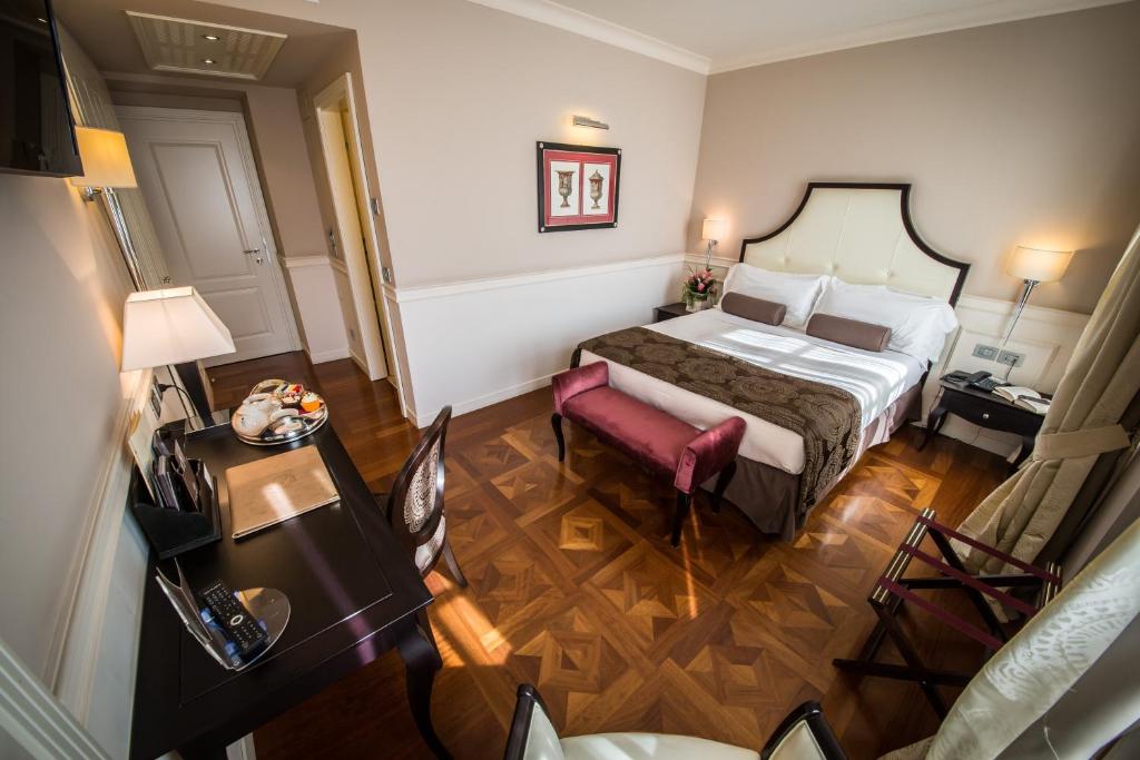 Postel nebo postele na pokoji v ubytování Victoria Hotel Letterario