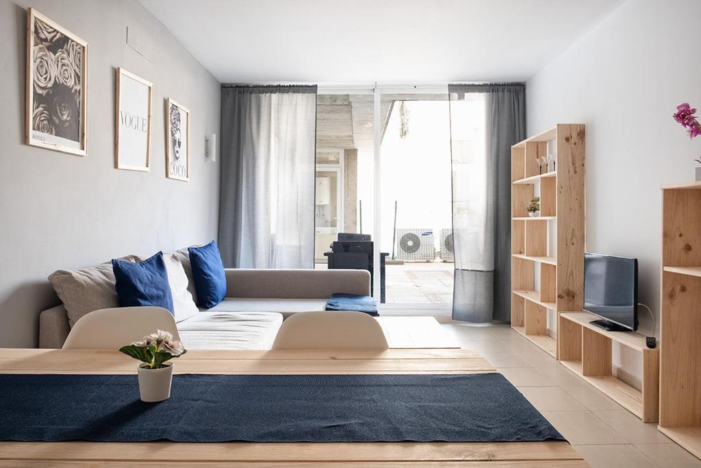 a living room with a bed and a couch at Toros Apartamentos in Palma de Mallorca