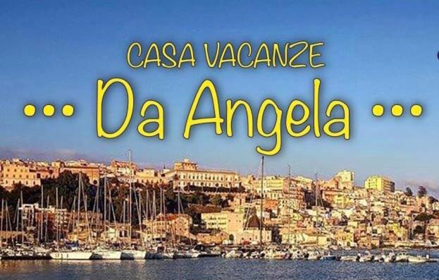 - une vue sur une ville avec des bateaux dans l'eau dans l'établissement Casa di Angela, à Sciacca