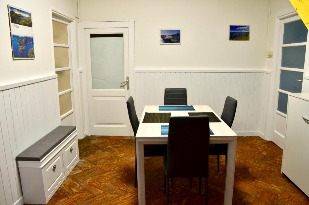 - une salle à manger avec une table et des chaises dans l'établissement Casta House, à Bellagio