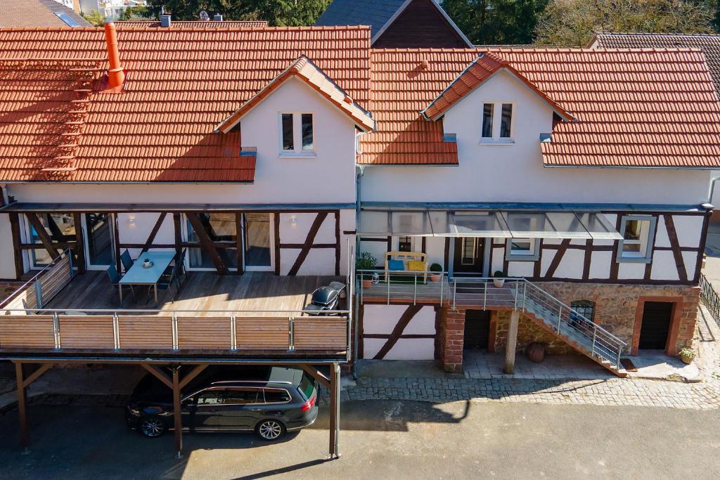 MörlenbachにあるLang´s Ferienhaus im Weschnitztalの屋根付きの家屋