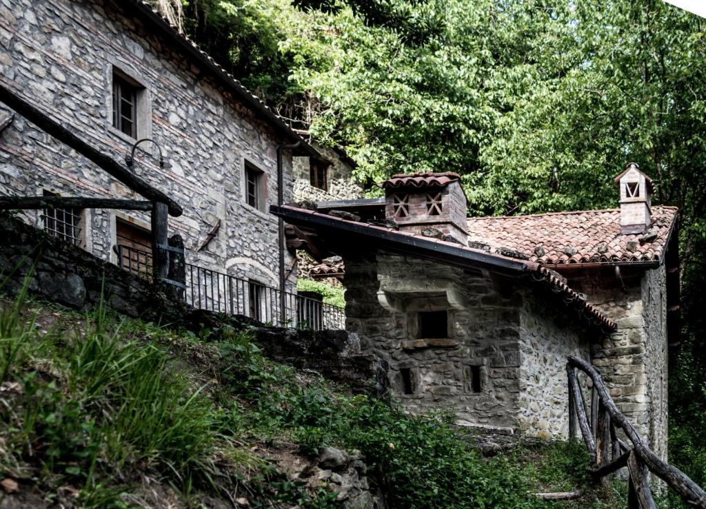 an old stone building with a bird house on it at Mulini di Verrucole in Naggio