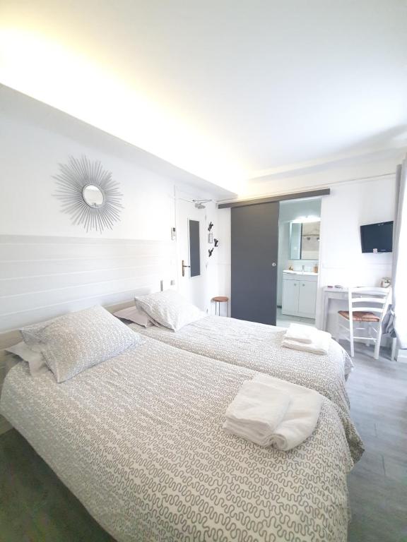 Postel nebo postele na pokoji v ubytování Hôtel Auberge Provençale