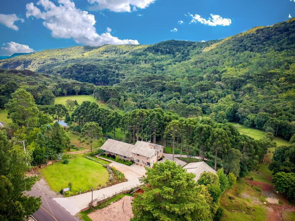 una vista aérea de una casa en las montañas en Pousada Recanto Vó Eni, en Gramado