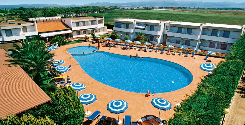 einen Blick über den Pool eines Resorts in der Unterkunft Hotel Riva Etrusca in Marina di Bibbona