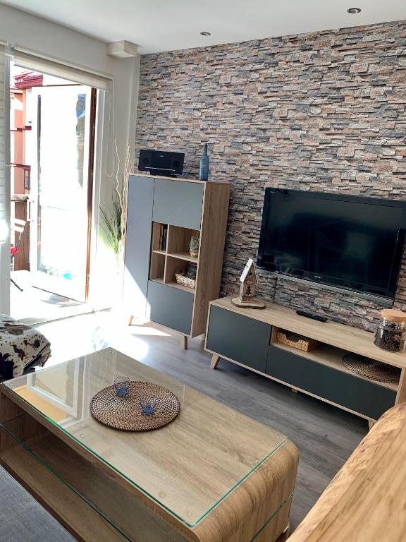 Televízia a/alebo spoločenská miestnosť v ubytovaní Edelweiss premium