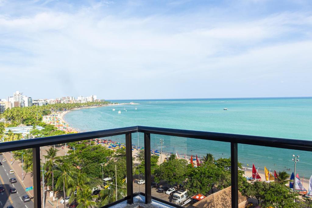 uitzicht op het strand vanaf het balkon van een resort bij APARTAMENTO DE ALTO PADRÃO NA ORLA DE PAJUÇARA in Maceió