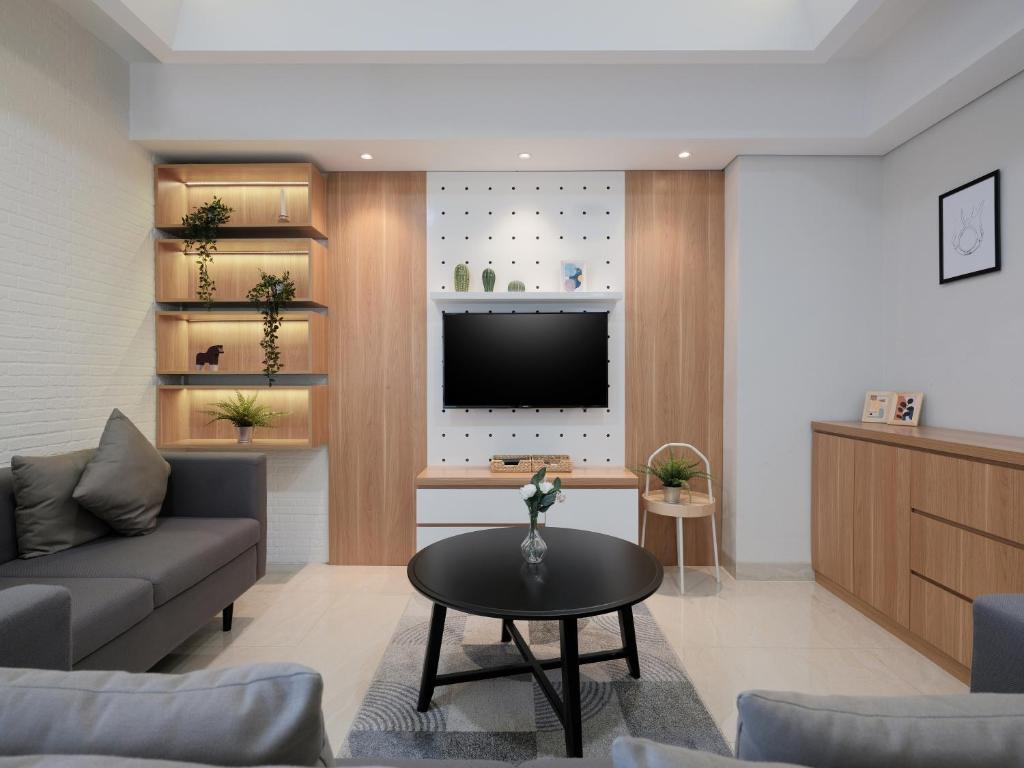 TV a/nebo společenská místnost v ubytování Fika Rooms Tangerang By Skandinavia