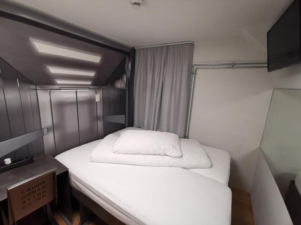 Tempat tidur dalam kamar di Hotel16 by Messe & Stadion Suisse in Minuten & Late Check-in
