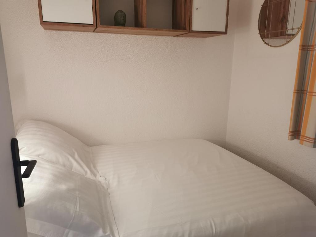 En eller flere senge i et værelse på Superbe vue mer à Sainte Maxime T2 Climatisé