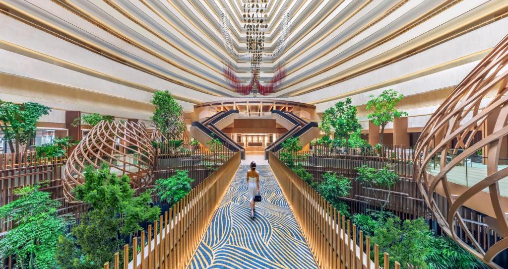 una vista panoramica su un centro commerciale alberato di PARKROYAL COLLECTION Marina Bay, Singapore a Singapore
