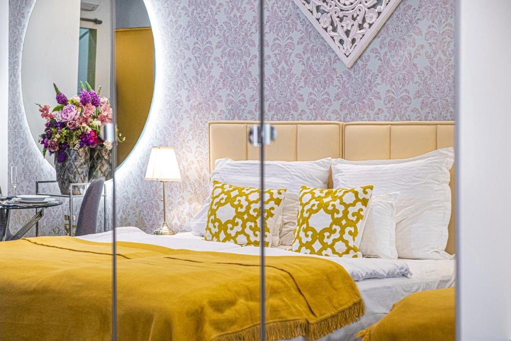 ブダペストにあるVIP Main Streetのベッドルーム(黄色のベッド1台、鏡付)