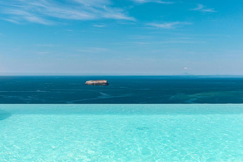 Bazén v ubytování Grand View - Megalochori Santorini nebo v jeho okolí