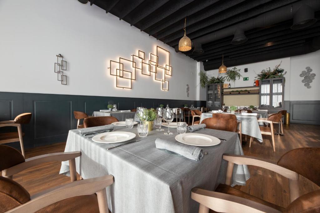 Reštaurácia alebo iné gastronomické zariadenie v ubytovaní HOTEL IBERUM