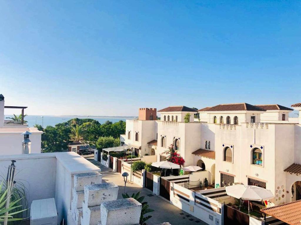 una vista aérea de un edificio con sombrillas en casa jaramar, en Sanlúcar de Barrameda