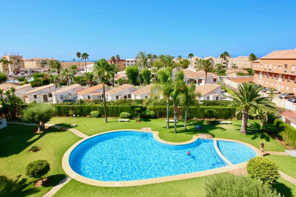 una vista aérea de una gran piscina en un complejo en Residencial L'Hort, en Denia