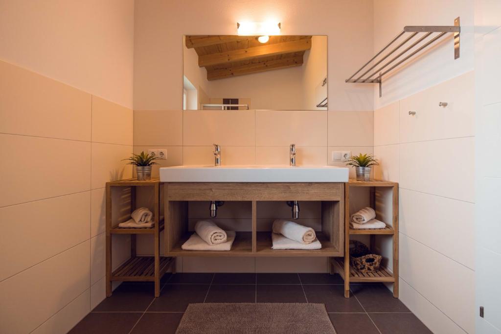 łazienka z umywalką i lustrem w obiekcie Chalet Arena w mieście Zell am Ziller