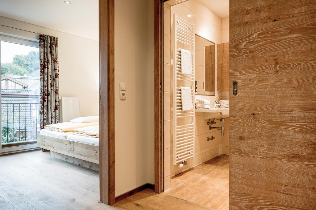 Postel nebo postele na pokoji v ubytování DIE BARBARA Appartements & Zimmer