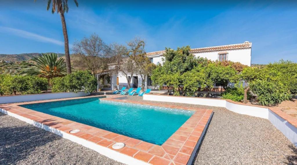 una piscina frente a una casa en Casas rurales "Las Mellizas" Piscina privada - Caminito del Rey, en Álora