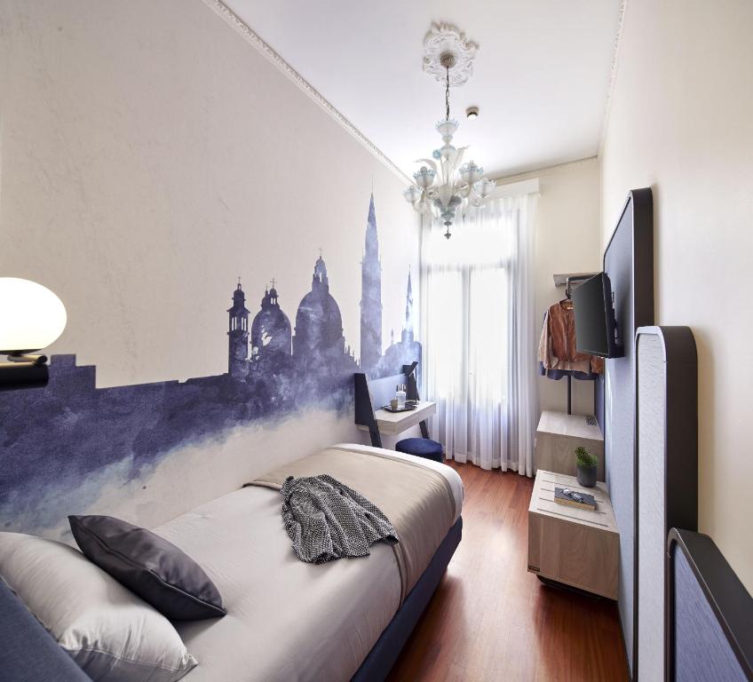 TV a/nebo společenská místnost v ubytování UNAHOTELS Ala Venezia-Adults 16