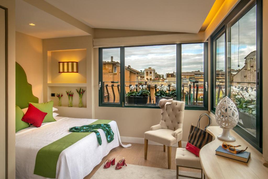 1 dormitorio con cama y ventana en Nido del Gambero - Your Suite with View, en Roma