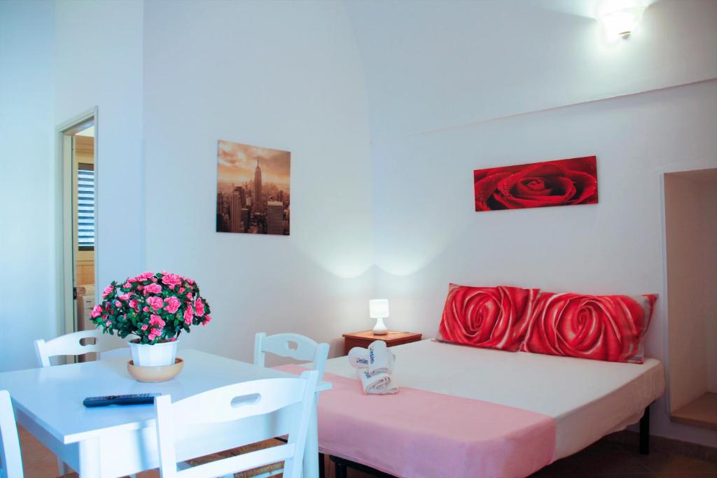 ein kleines Zimmer mit einem Tisch und Stühlen in der Unterkunft Complesso Giuliano by TerraSalento in Giuliano