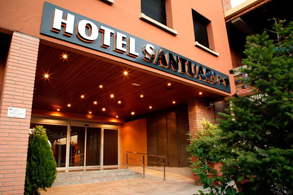 バラゲーにあるHotel Santuariの建物正面の看板付きホテルキャンパス