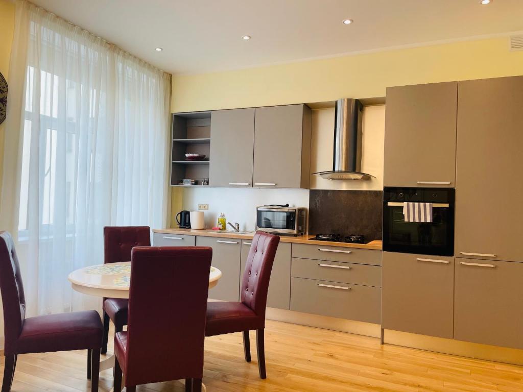 Riga Lux Apartments - Ernesta, Free parking - Large One Bedroom Apartment With Work Room
