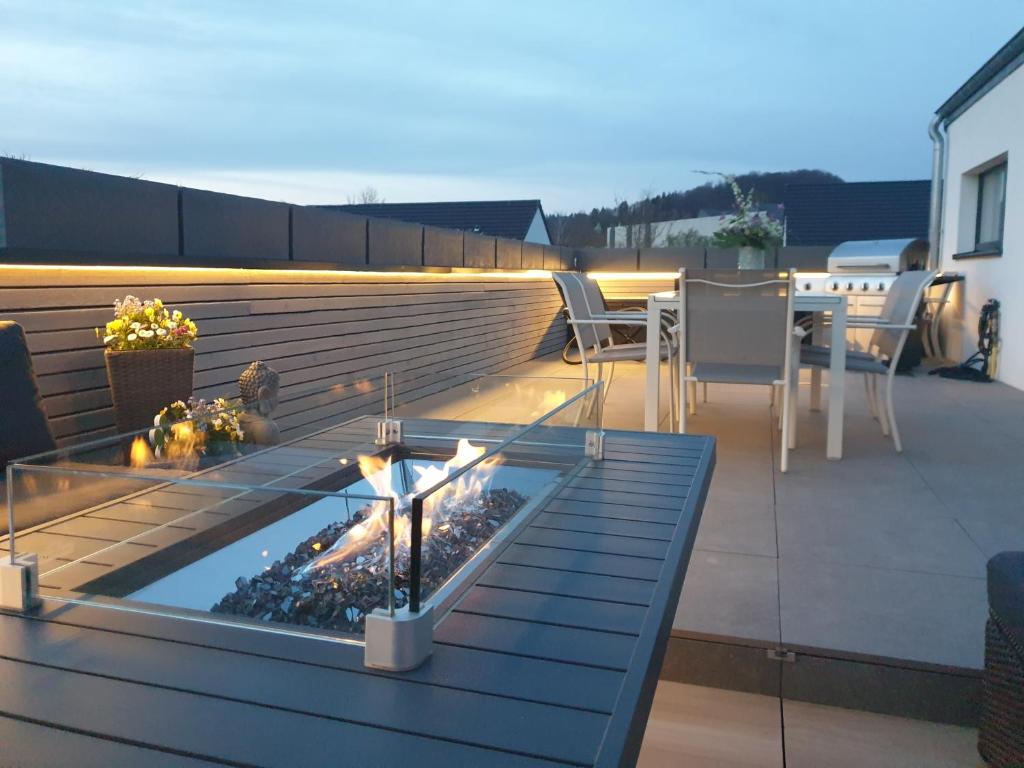 un patio avec foyer extérieur sur le toit dans l'établissement Le rêve Ardennais, à Malmedy