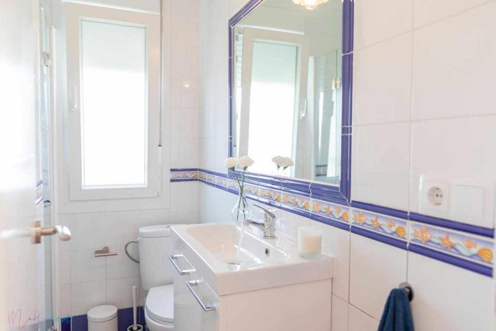 łazienka z umywalką, lustrem i toaletą w obiekcie Apartamento nuevo junto a la playa , vistas al mar w mieście Punta Umbría
