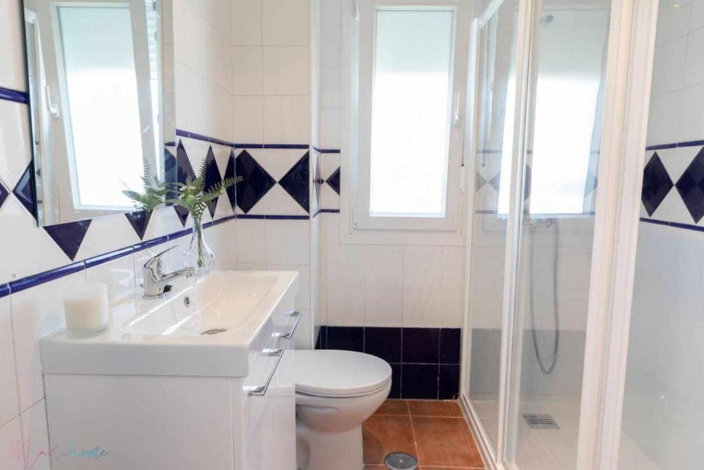 Łazienka w obiekcie Apartamento nuevo junto a la playa , vistas al mar