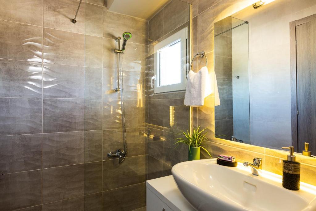 Koupelna v ubytování Three Moirai Villa