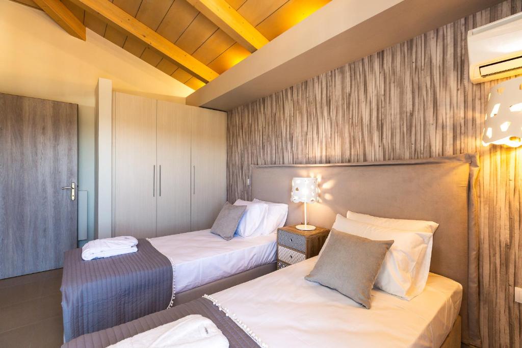 Postel nebo postele na pokoji v ubytování Three Moirai Villa