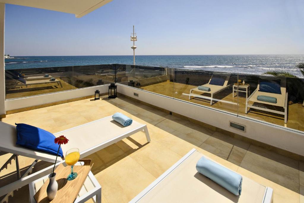 un balcón con vistas al océano en un yate en Casa Botavara, en Playa Honda