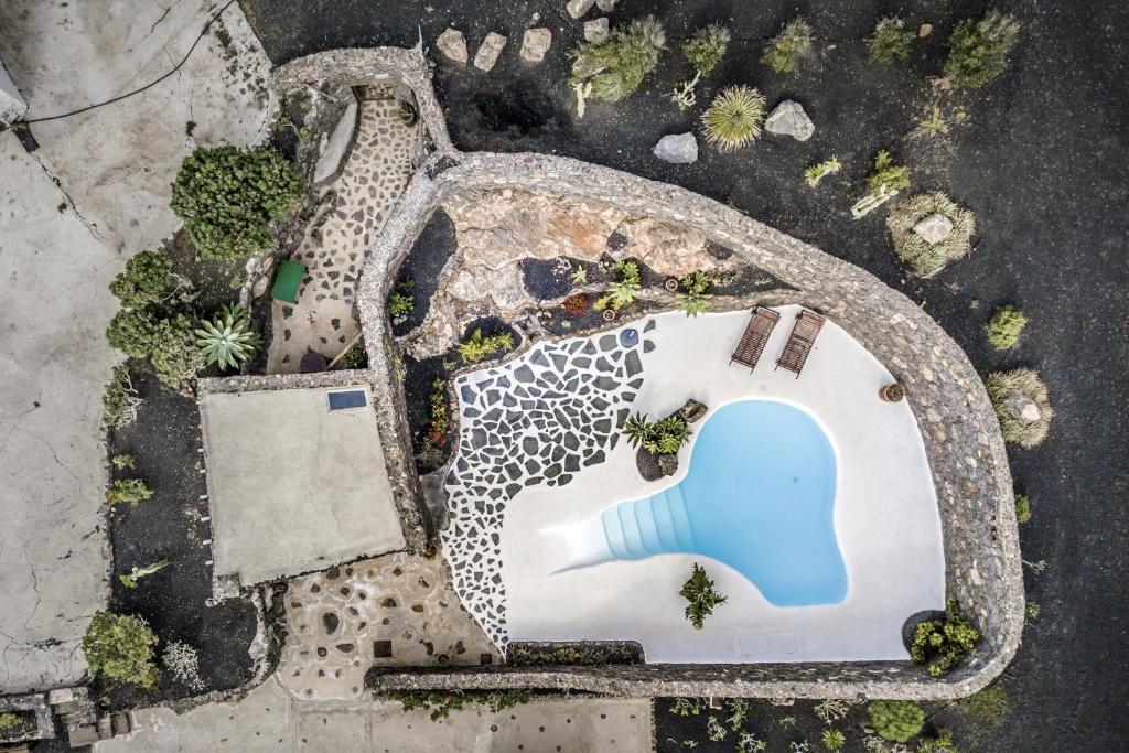 an overhead view of a house with a blue blob at Casa Los Olivos in Mácher