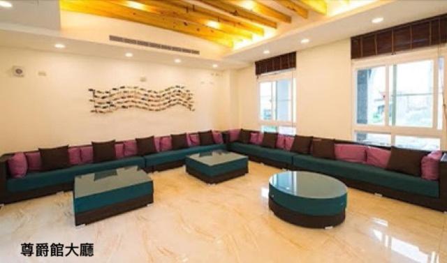 uma grande sala de estar com um sofá e mesas em Ocean Resort em Ilha Verde