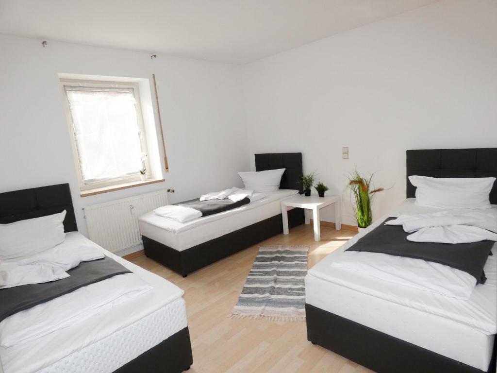 Letto o letti in una camera di SUNNYHOME Monteurwohnungen und Apartments in Regensburg