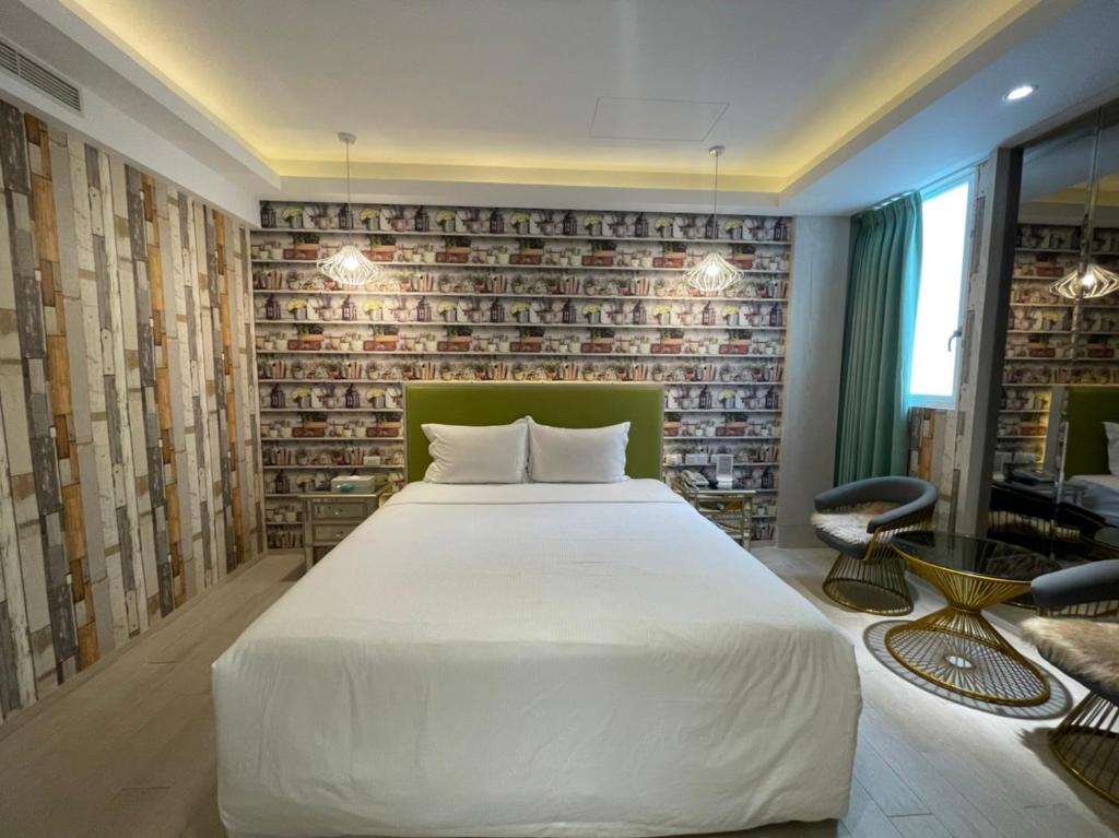 Postel nebo postele na pokoji v ubytování 浪琴Motel文創旅館