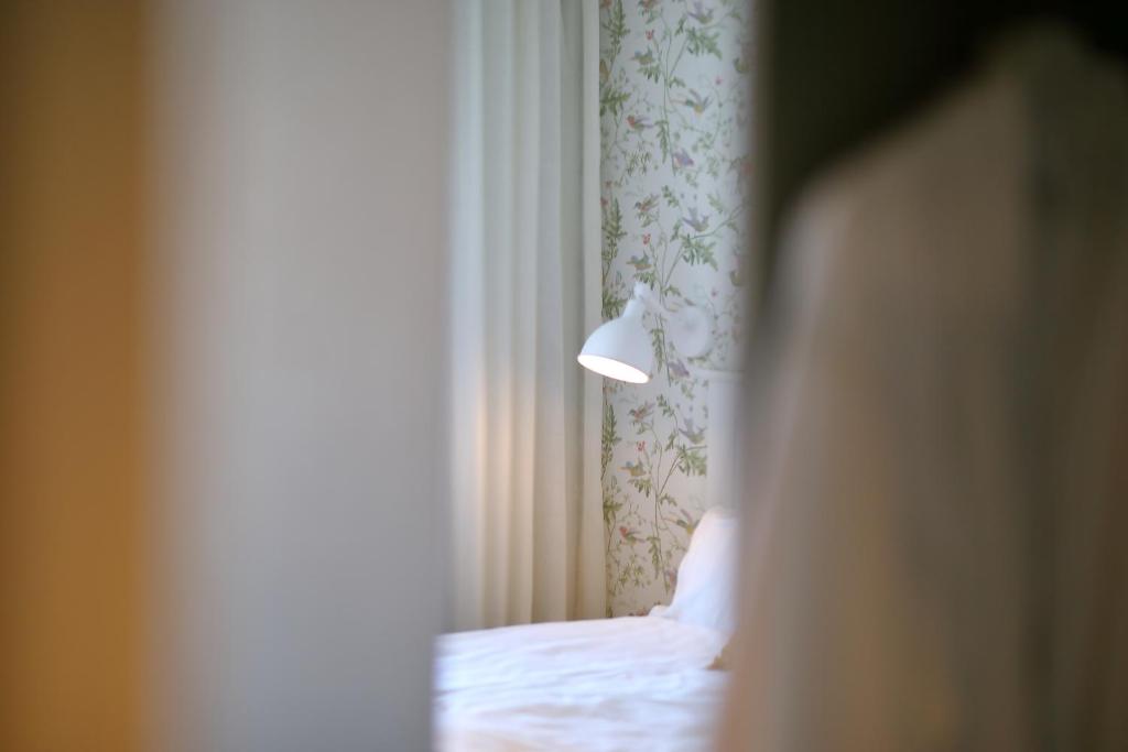 Postel nebo postele na pokoji v ubytování Arkösunds Hotell