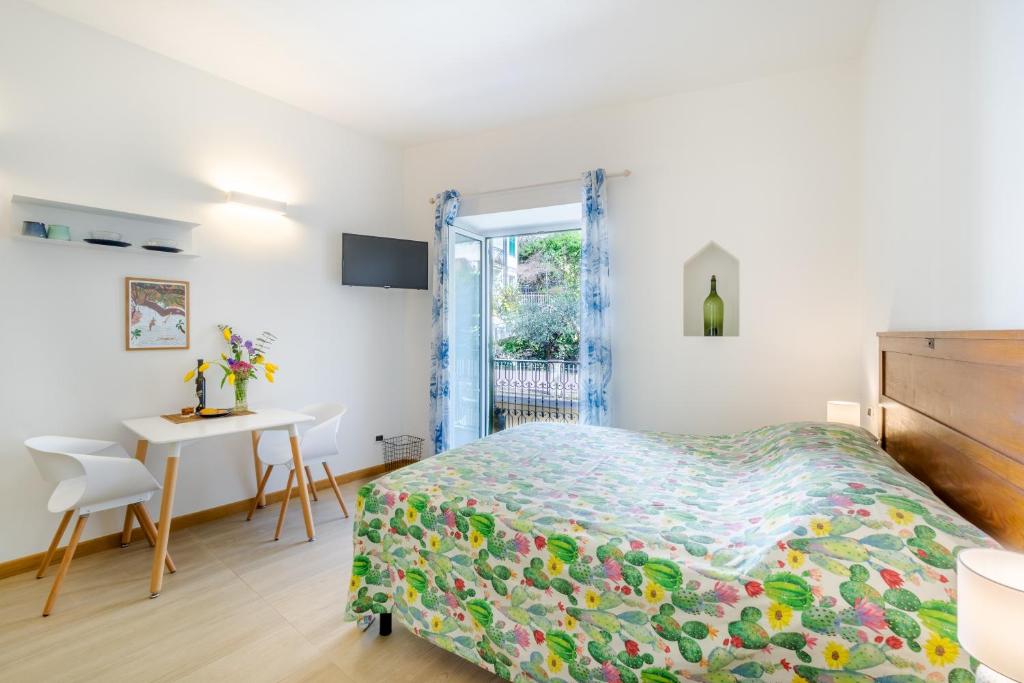 1 dormitorio con cama, mesa y ventana en Ca de Gianchi - Verdeblù, en Manarola