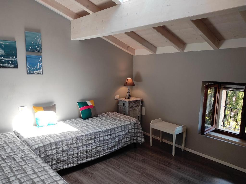 1 dormitorio con 2 camas y ventana en Corte Clocego, en Verona